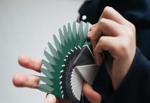 Simple si totodata complexe. 4 trucuri cu carti pe care trebuie sa le incerci.