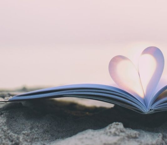 Trei autori alternativi de fictiune romantica care vor incinge orice excursie pe plaja