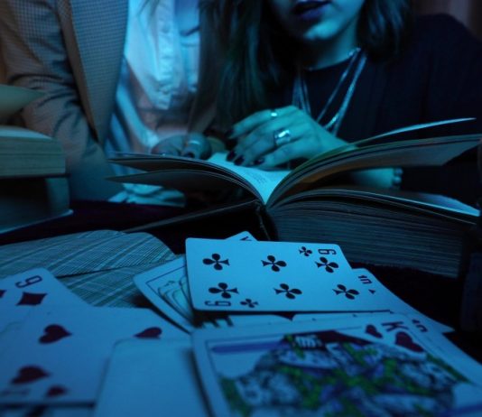 Cele mai bune cărți de ghiduri pentru cazinouri pe care fiecare jucător ar trebui să le citească